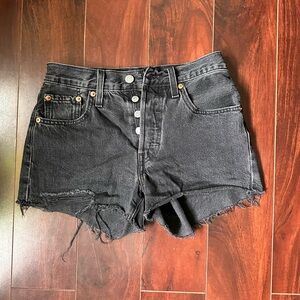Levi’s 501 Shorts - 24